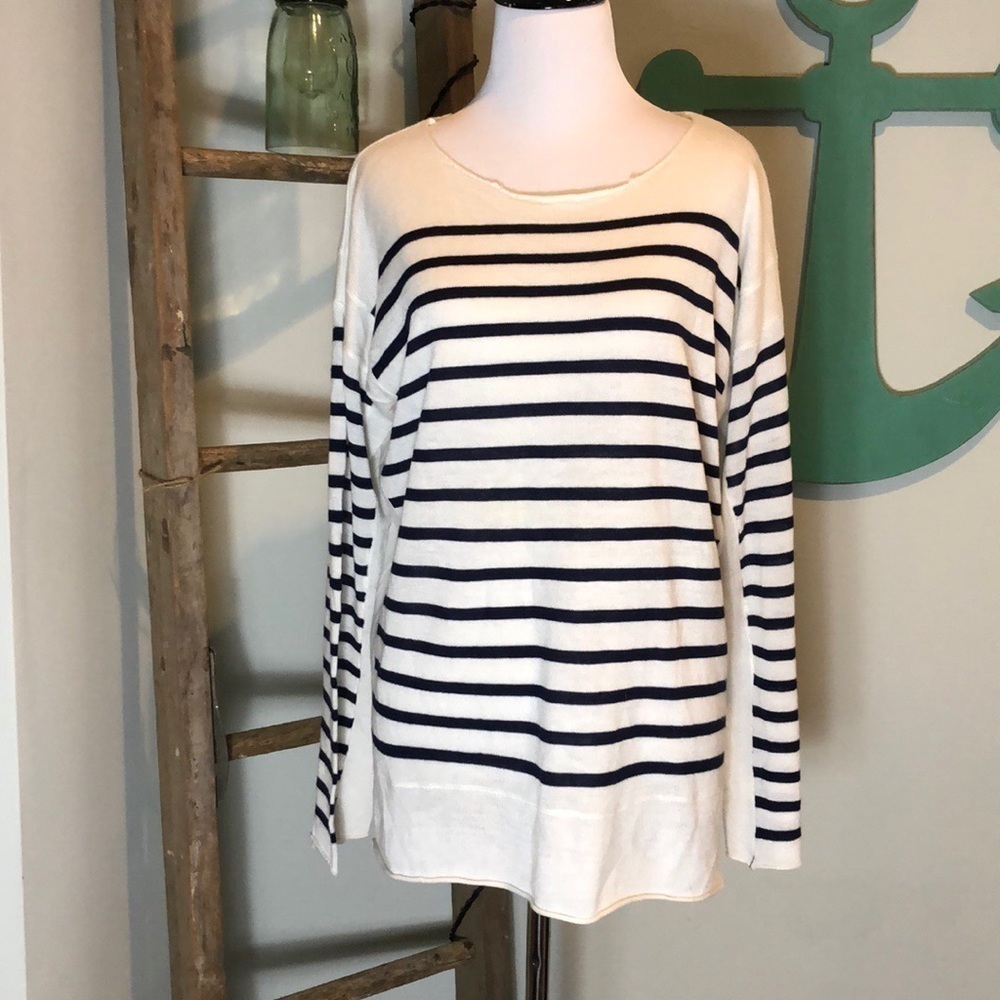 Fate light weight white/navy blue stripped sweater